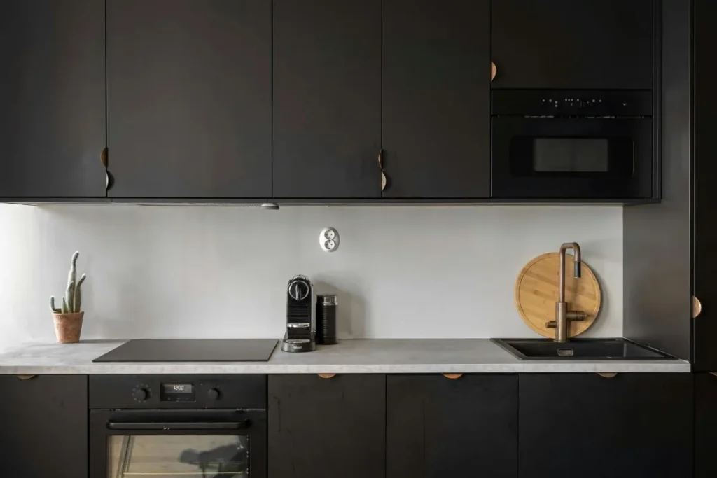 An enchanting black cabinetry kitchen.